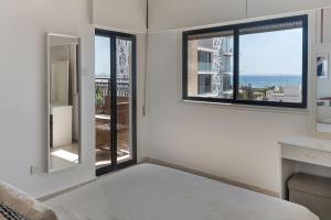 Postel nebo postele na pokoji v ubytování Phaedrus Living Seaview Phinikoudes Flat + 5 fotografií