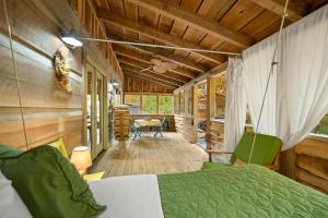 - une chambre dans une cabane dans les arbres avec un lit dans l'établissement Cabin Porch Paradises, à Unionville