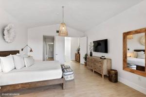 Postel nebo postele na pokoji v ubytování Mariners 210 Great Location with Marina Views + 39 fotografií