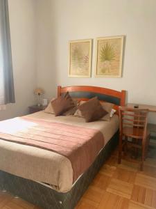 Postel nebo postele na pokoji v ubytování Hotel Universitario