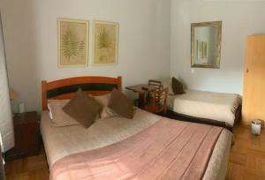 Postel nebo postele na pokoji v ubytování Hotel Universitario + 6 fotografií