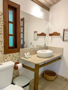 a bathroom with a sink and a toilet at Pousada Vila Serrano in Lençóis