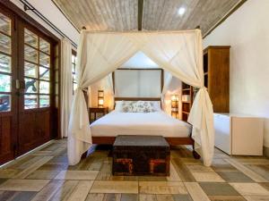 a bedroom with a canopy bed with a canopy bed sidx sidx sidx sidx at Pousada Vila Serrano in Lençóis