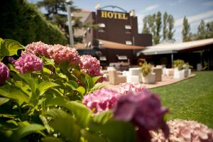 Budova, kde se hotel nachází + 3 fotografie