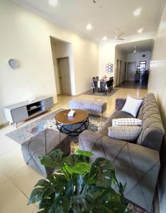 万津AA Homestay Bandar Mahkota Banting的带沙发和桌子的客厅