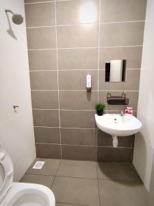 万津AA Homestay Bandar Mahkota Banting的一间带水槽和卫生间的浴室