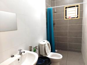 万津AA Homestay Bandar Mahkota Banting的带马桶和水槽的浴室 更多2张照片