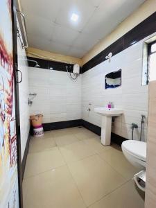 Koupelna v ubytování Nisarg farm house beach resort Kashid