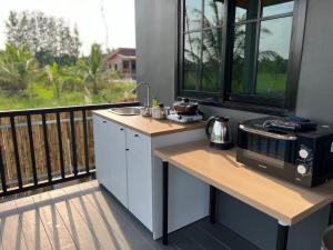 Η κουζίνα ή μικρή κουζίνα στο CozyHome Private Villa in นครศรีธรรมราช