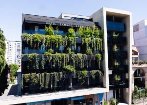 un edificio con piante sulla facciata di BAMBOO GARDEN a Kobuleti