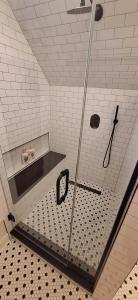 Bilik mandi di The Oak Park Loft