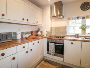 Köök või kööginurk majutusasutuses Manor Barn Cottage