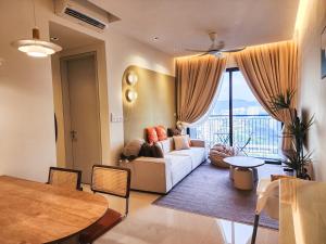 吉隆坡Sunway Velocity 2 -- Dual Key X Child Friendly with Comfy Home by Cowidea的带沙发和桌子的客厅