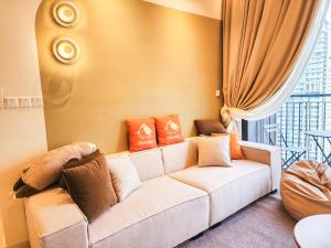 吉隆坡Sunway Velocity 2 -- Dual Key X Child Friendly with Comfy Home by Cowidea的带白色沙发和窗户的客厅