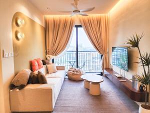 吉隆坡Sunway Velocity 2 -- Dual Key X Child Friendly with Comfy Home by Cowidea的带沙发和大窗户的客厅