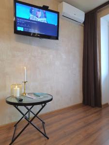 TV a/nebo společenská místnost v ubytování Двокімнатна квартира навпроти Театру Гоголя у центрі Полтави Мережа AlexApartments Документи для відряджень Безконтактне заселення цілодобово