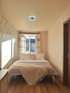 Postel nebo postele na pokoji v ubytování Двокімнатна квартира навпроти Театру Гоголя у центрі Полтави Мережа AlexApartments Документи для відряджень Безконтактне заселення цілодобово