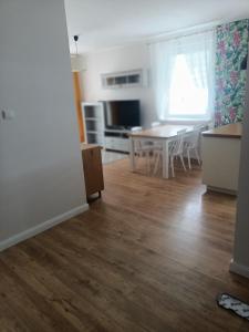 TV a/nebo společenská místnost v ubytování Uroczy Apartament