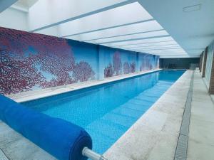 a large swimming pool in a building at Espaço especial IX in Curitiba