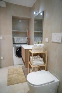 卡塔尼亚I tre fanciulli的带卫生间和洗衣机的浴室