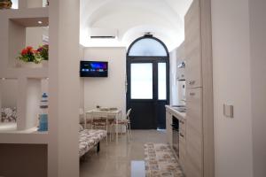 卡塔尼亚I tre fanciulli的走廊设有厨房和用餐室