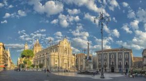 卡塔尼亚I tre fanciulli的天空阴云下的城市的一群建筑物