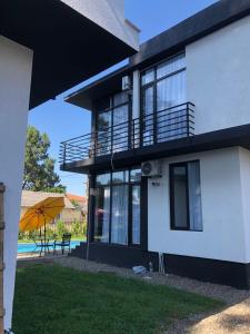 Bazén v ubytování Blue Horizon Apartments nebo v jeho okolí