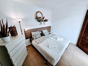 a small bedroom with a bed and a mirror at Top Flor Ocean View in Playa del Cura +84 photos