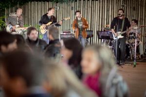 Un groupe de gens jouant de la musique dans une foule dans l'établissement Don Carlos, à Huarte