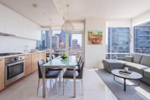 a kitchen and living room with a table and a couch at Level Downtown LA South Olive in Los Angeles