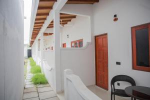 pasillo con paredes blancas y puerta de madera en Velidhoo Inn, en Velidhoo 18 fotos más
