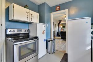 una cocina con estufa y refrigerador en Charming Historic Portland Home Near Downtown, en Portland