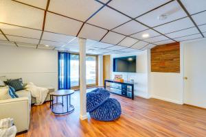 un salon avec un canapé et une table dans l'établissement Spacious Lakefront Home in White Lake, à Oxbow