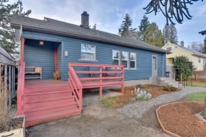 Una casa azul con una rampa de madera roja delante de ella. en Charming Historic Portland Home Near Downtown, en Portland