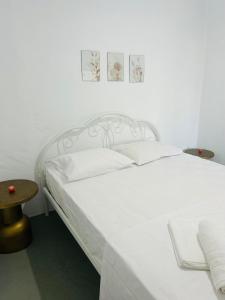 Giường trong phòng chung tại KALLIOPI amari