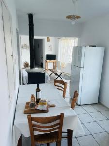 Nhà bếp/bếp nhỏ tại KALLIOPI amari