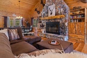 Χώρος καθιστικού στο Weatherwood - Gorgeous Luxury Cabin With Spa!