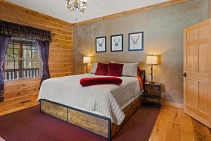 Ένα ή περισσότερα κρεβάτια σε δωμάτιο στο Weatherwood - Gorgeous Luxury Cabin With Spa!