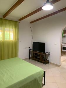 Televisyen dan/atau pusat hiburan di SERENITY House