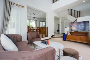 TV a/nebo společenská místnost v ubytování Baba Beach Pool Villa Jomtien