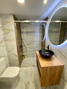 ein Badezimmer mit Waschbecken und Dusche in der Unterkunft Villa Maca in Pontevedra + 13 Fotos