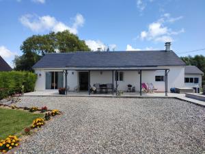 LanchèresにあるLes étoiles de la Baieの砂利道白家