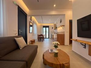 Una sala de estar con un sofá y una mesa de café. en ELÉNAS slow living villa, en Faliraki