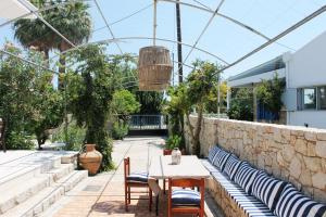 Un patio con una mesa y sillas debajo de una carpa. en ELÉNAS slow living villa, en Faliraki