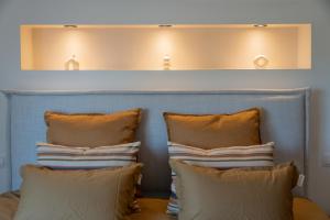 a row of pillows on a bed in a room at Le Cocon de Jeanne in Hannut