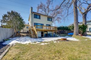 une image d'une maison avec terrasse dans l'établissement Spacious Lakefront Home in White Lake, à Oxbow