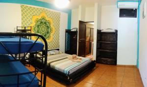 سرير أو أسرّة في غرفة في Cool Vibes Beach Hostel