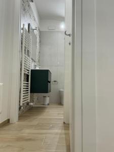 オルトーナにあるCasetta La Ritornaの廊下(トイレ付きのバスルーム、テレビ付)