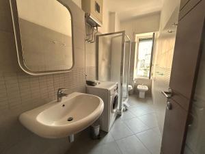 un bagno bianco con lavandino e WC di Riviera Comfort Homes a Sanremo