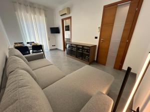 un soggiorno con divano e scrivania di Riviera Comfort Homes a Sanremo